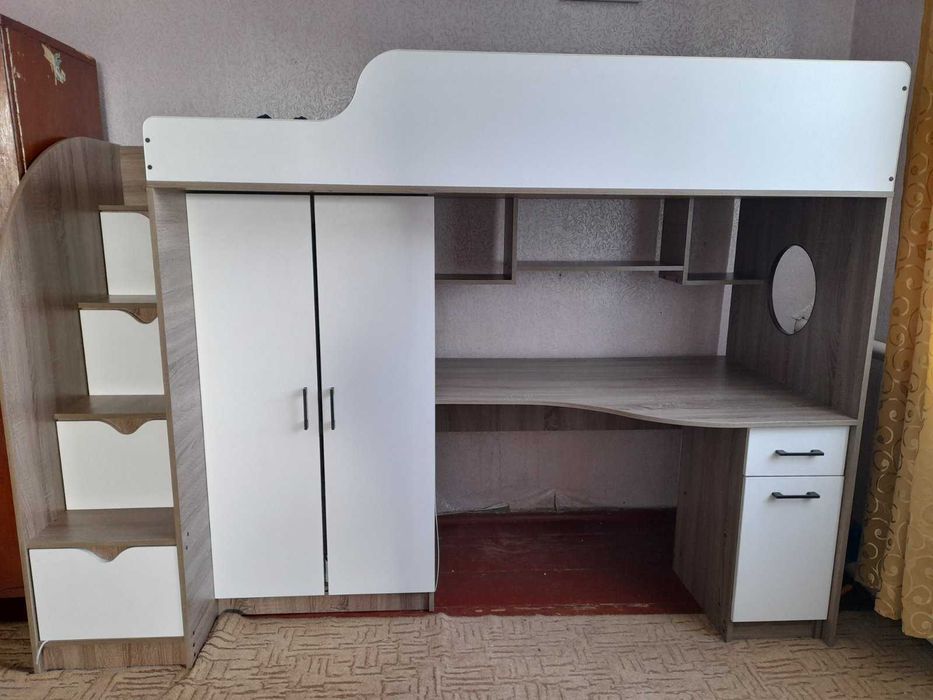 Ліжко - горище зі столом