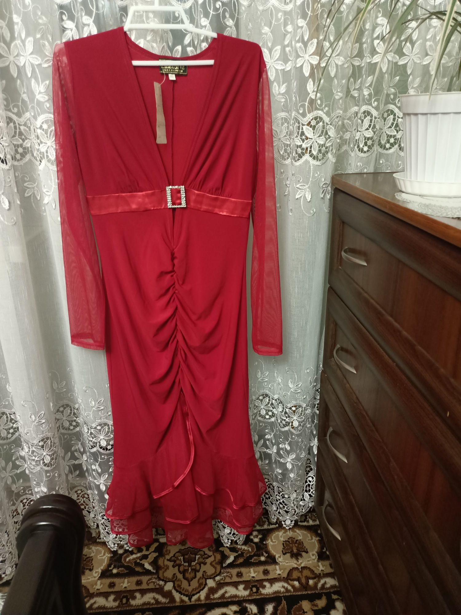 Продам нарядное красное платье