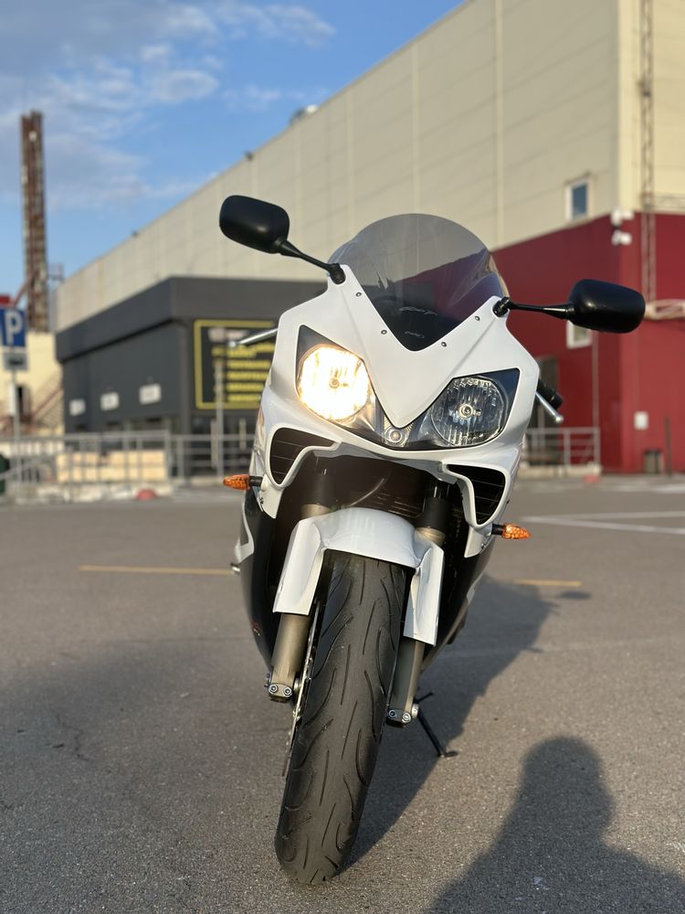 Мотоцикл Спортбайк Honda CBR 600F4i 2003