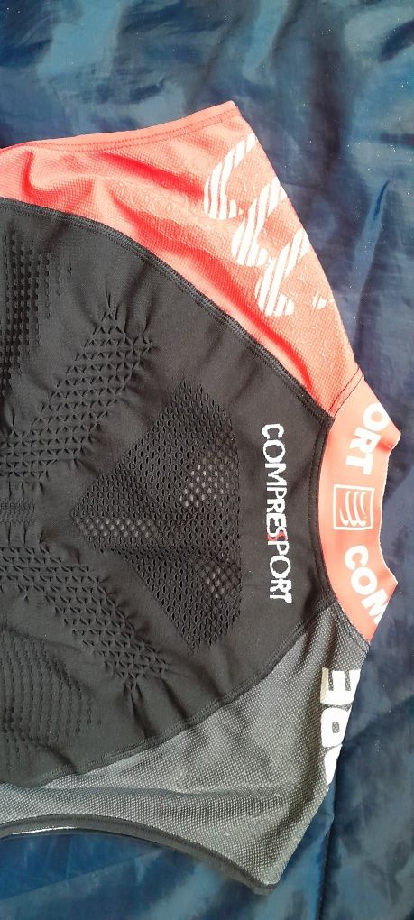 Koszulka biegowa Compressport.