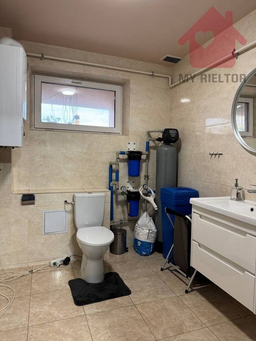 Сучасний будинок з сонячними панелями та гаражем у новому районі.