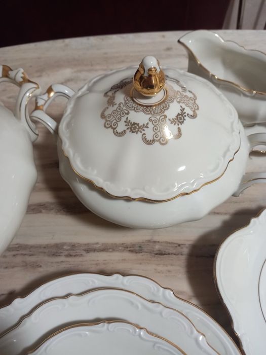 Посуд на 12 осіб