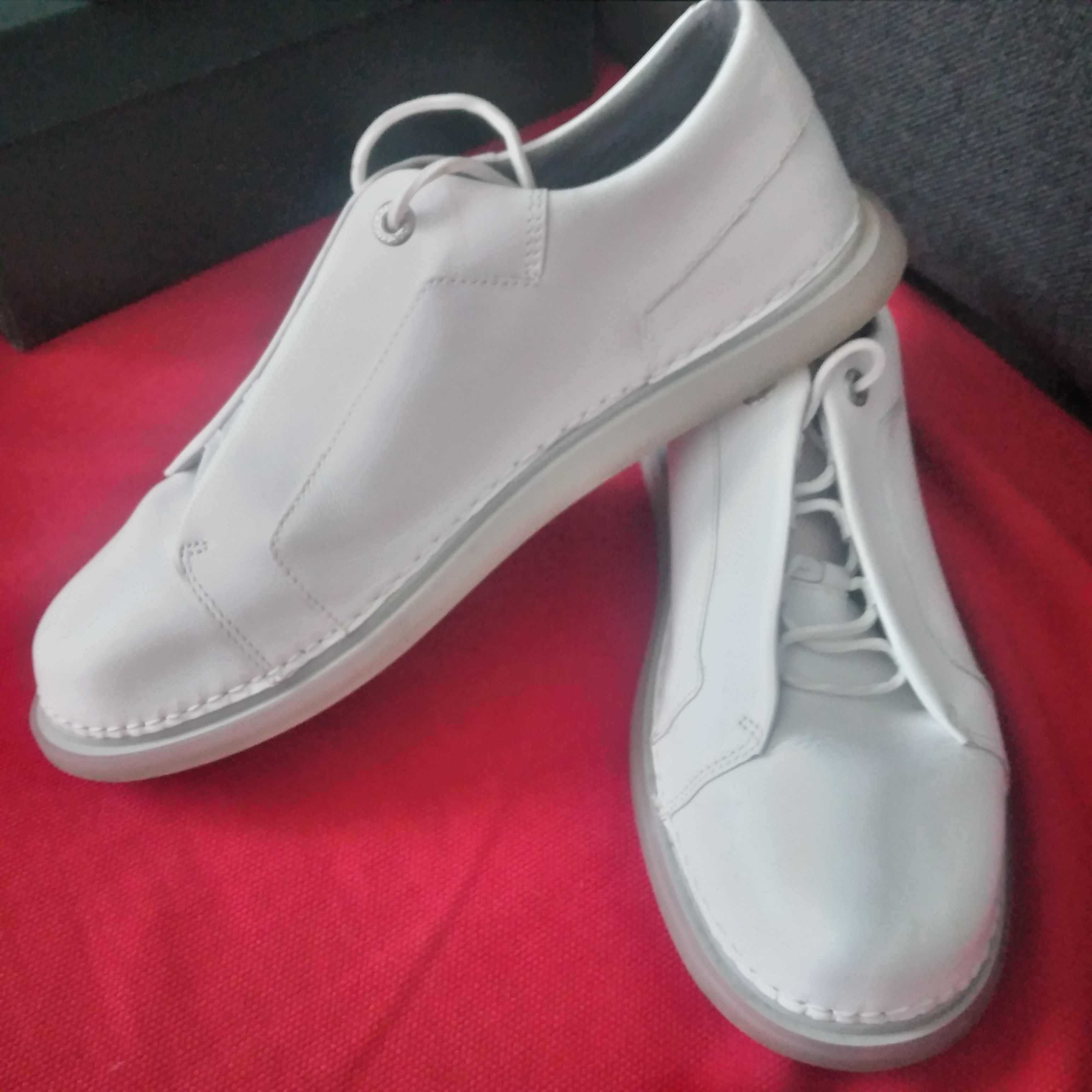 кросівки шкіряні 41 розмір, білого кольору