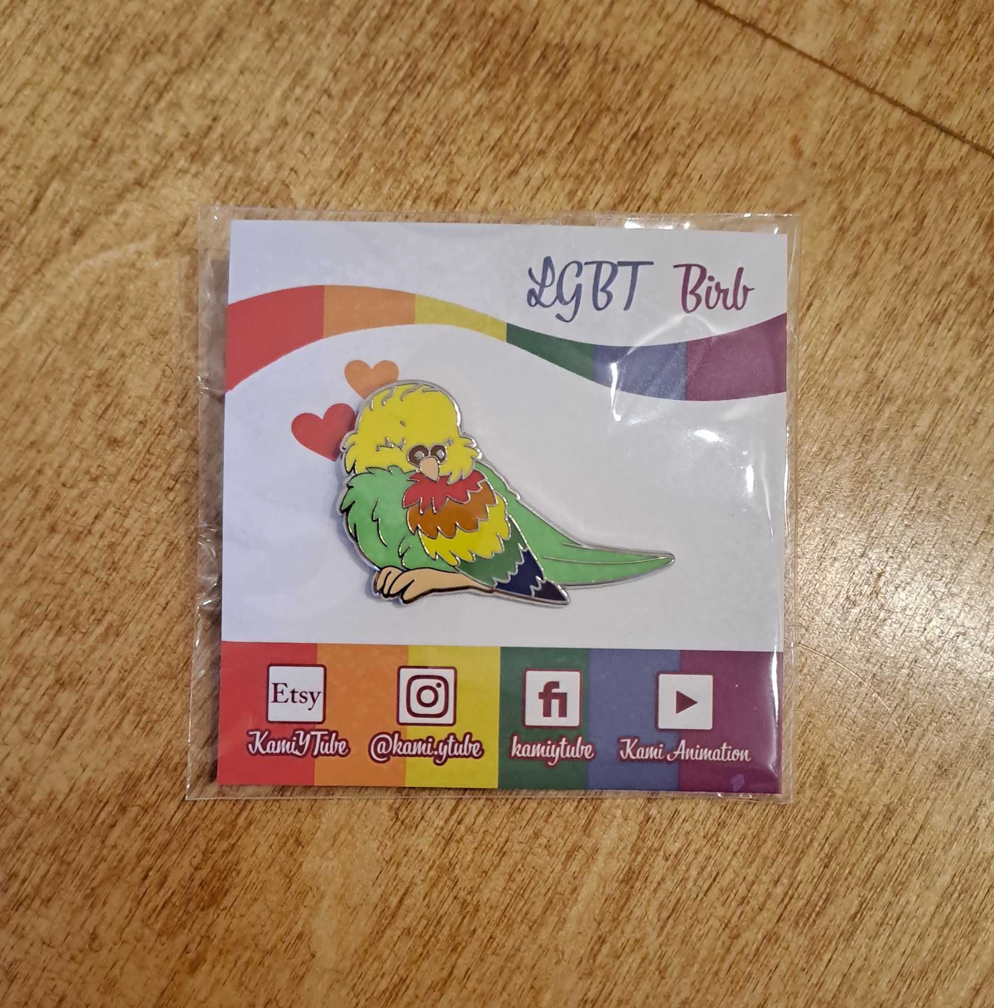tęcza flaga LGBT pin przypinka papuga