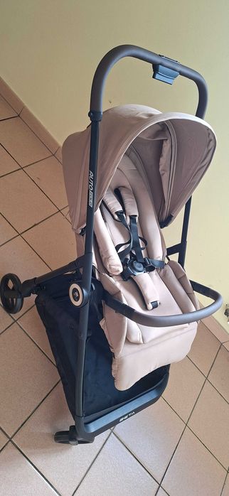 nowa,elegancka spacerówka marki KidduKids model Zeta w kolorze beżowym