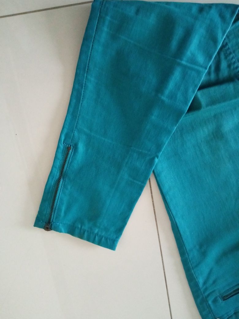 Spodnie jeansowe niebieskie woskowane r. M cropp