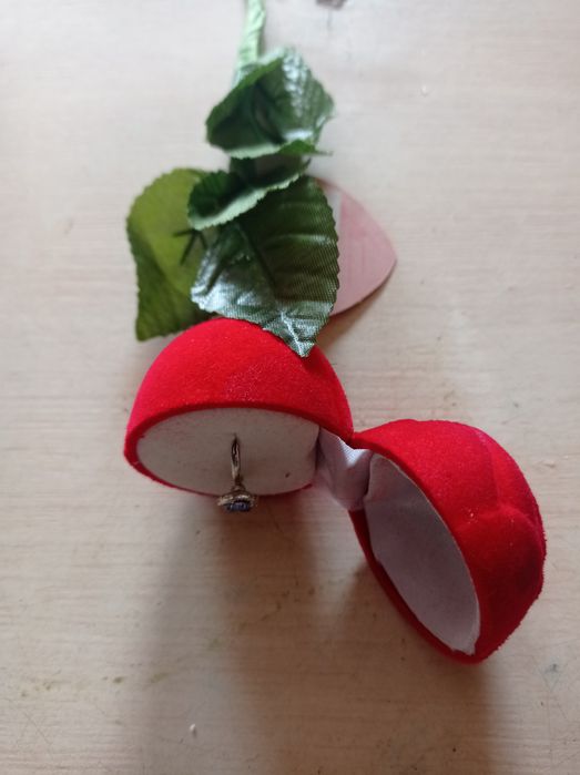 Pudełko róża z pierścionkiem