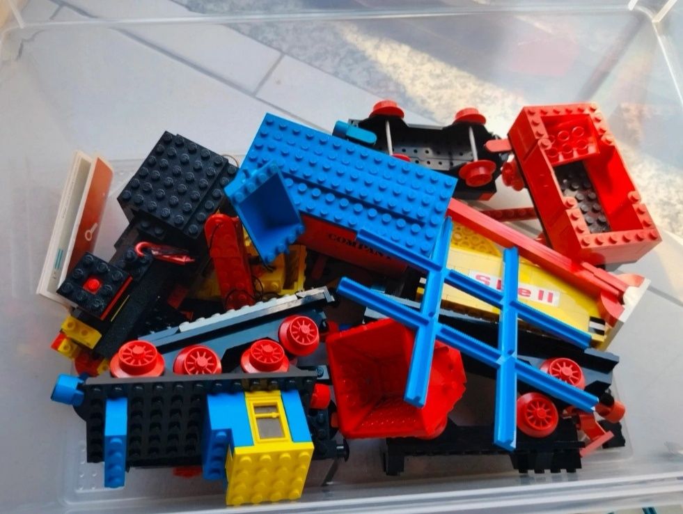 Lego vintage Set 180 4.5V Train with 5 Wagons