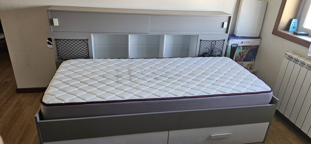 Cama + colchão + guarda fatos