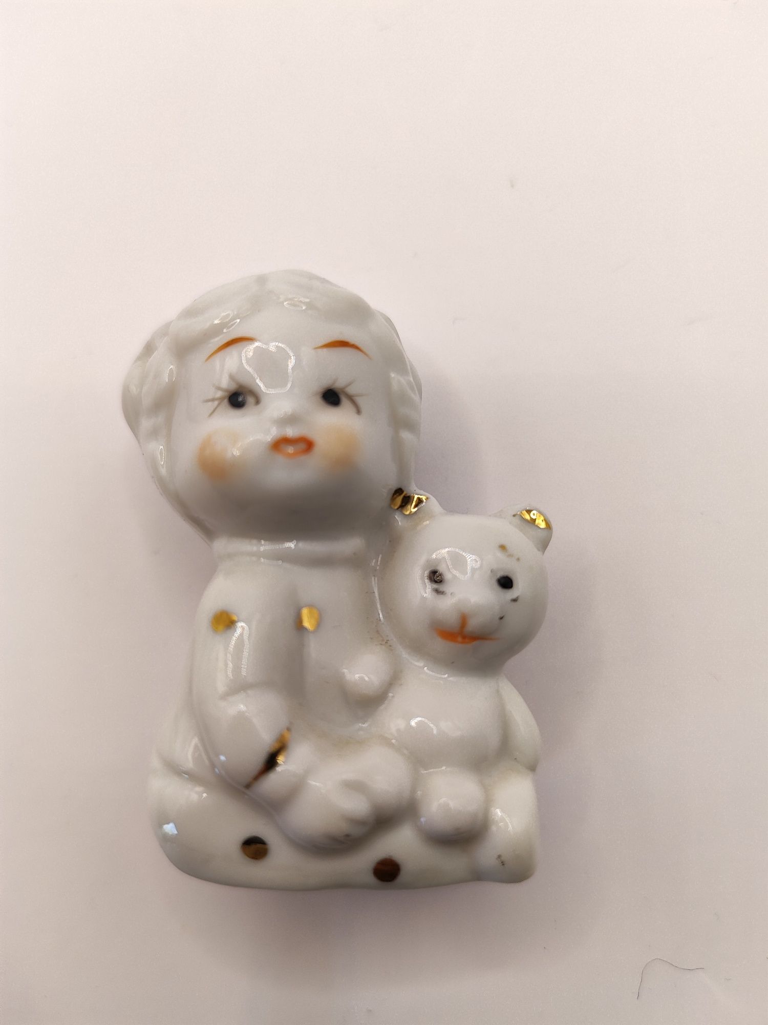 Złocona porcelanowa mini figurka dziewczynka i miś