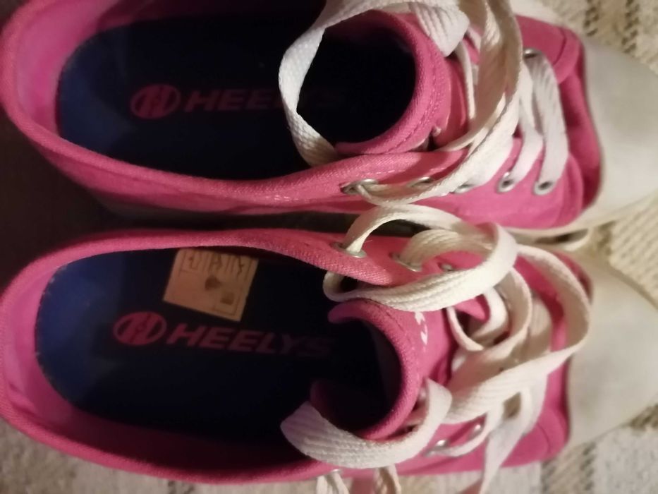 Tennis com rodas, chave e tampas