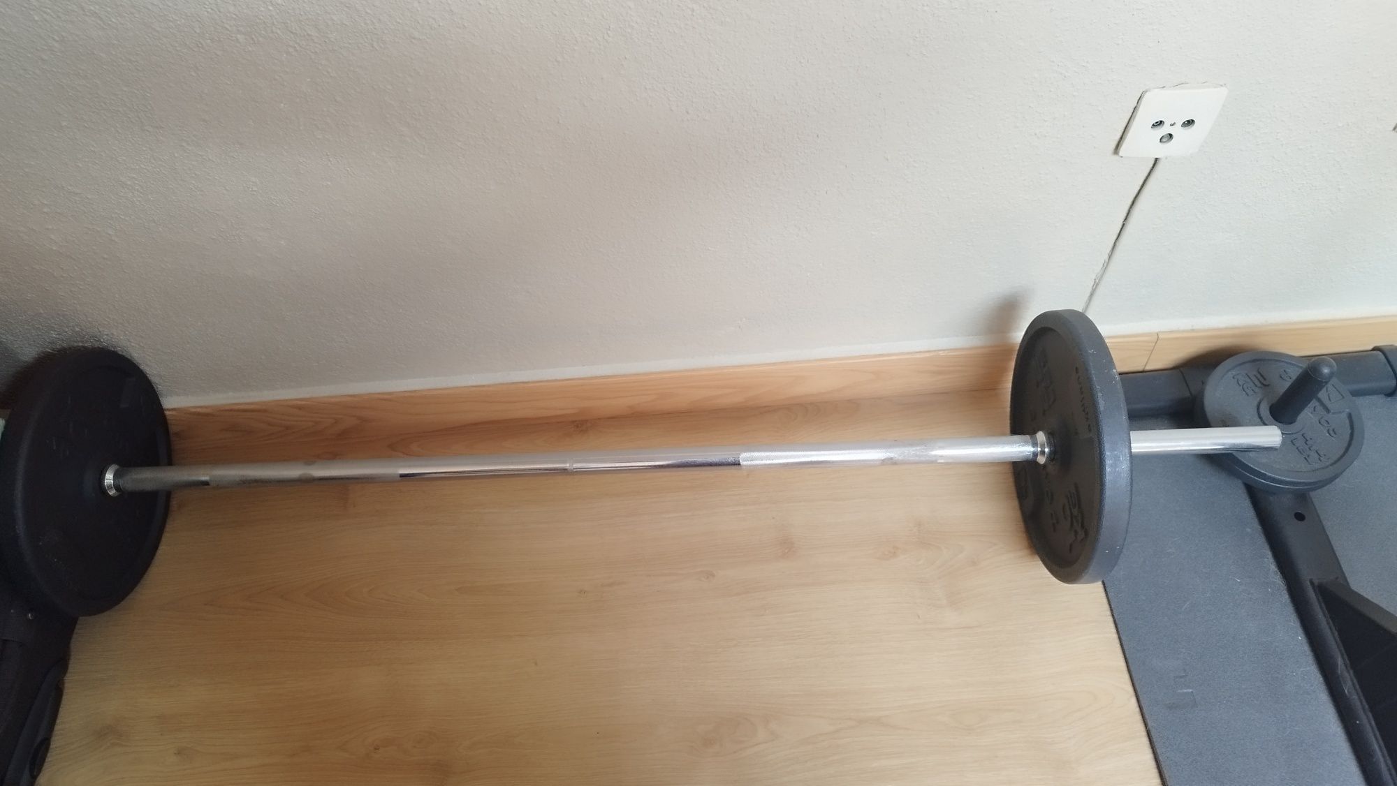Musculação - Barras e pesos