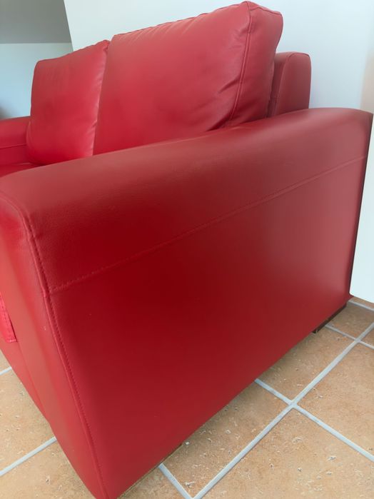 Sofá em pele de sala vermelho