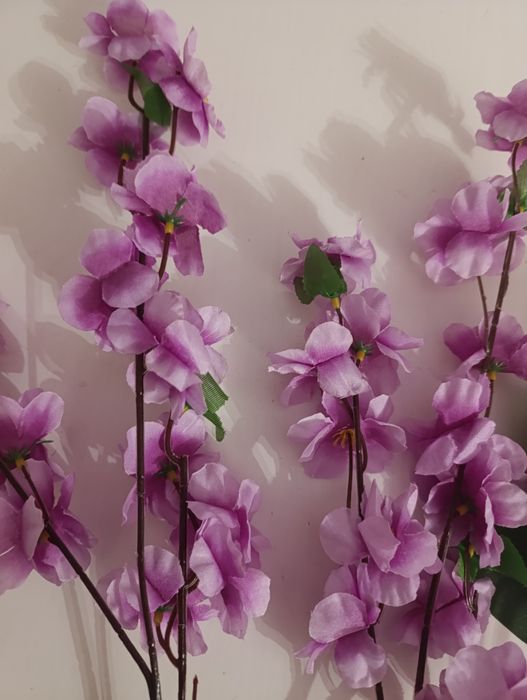 Sztuczne kwiaty i liście