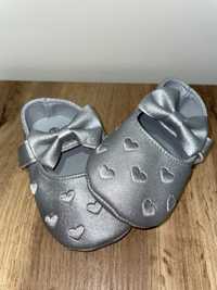 Nowe buty dziewczęce w serduszka na rzep z kokardką