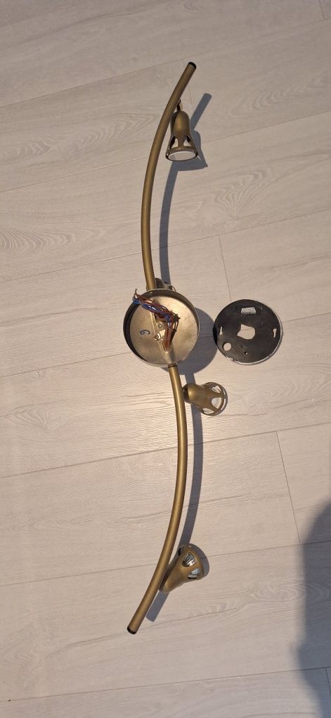 Lampa z regulowanymi oprawkami