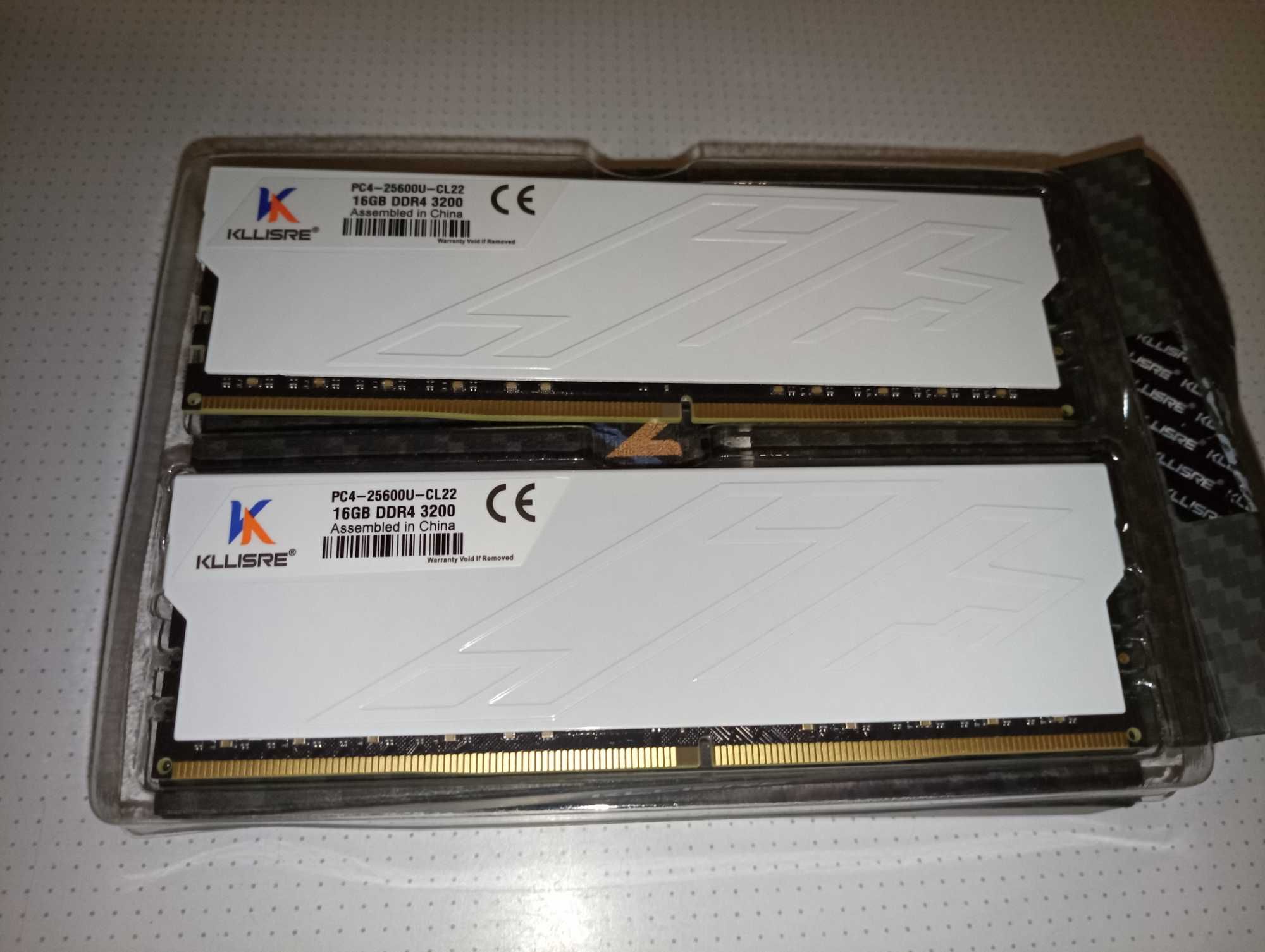 Оперативна пам'ять DDR4 32 gb (16x2) біла