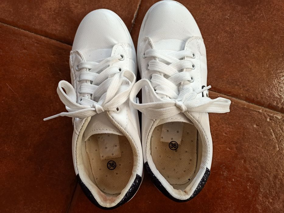 Sapatilhas brancas de mulher