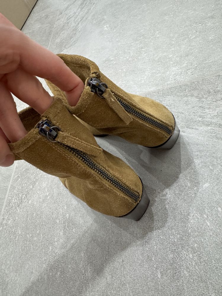 Козаки від Zara. В ідеальному стані
