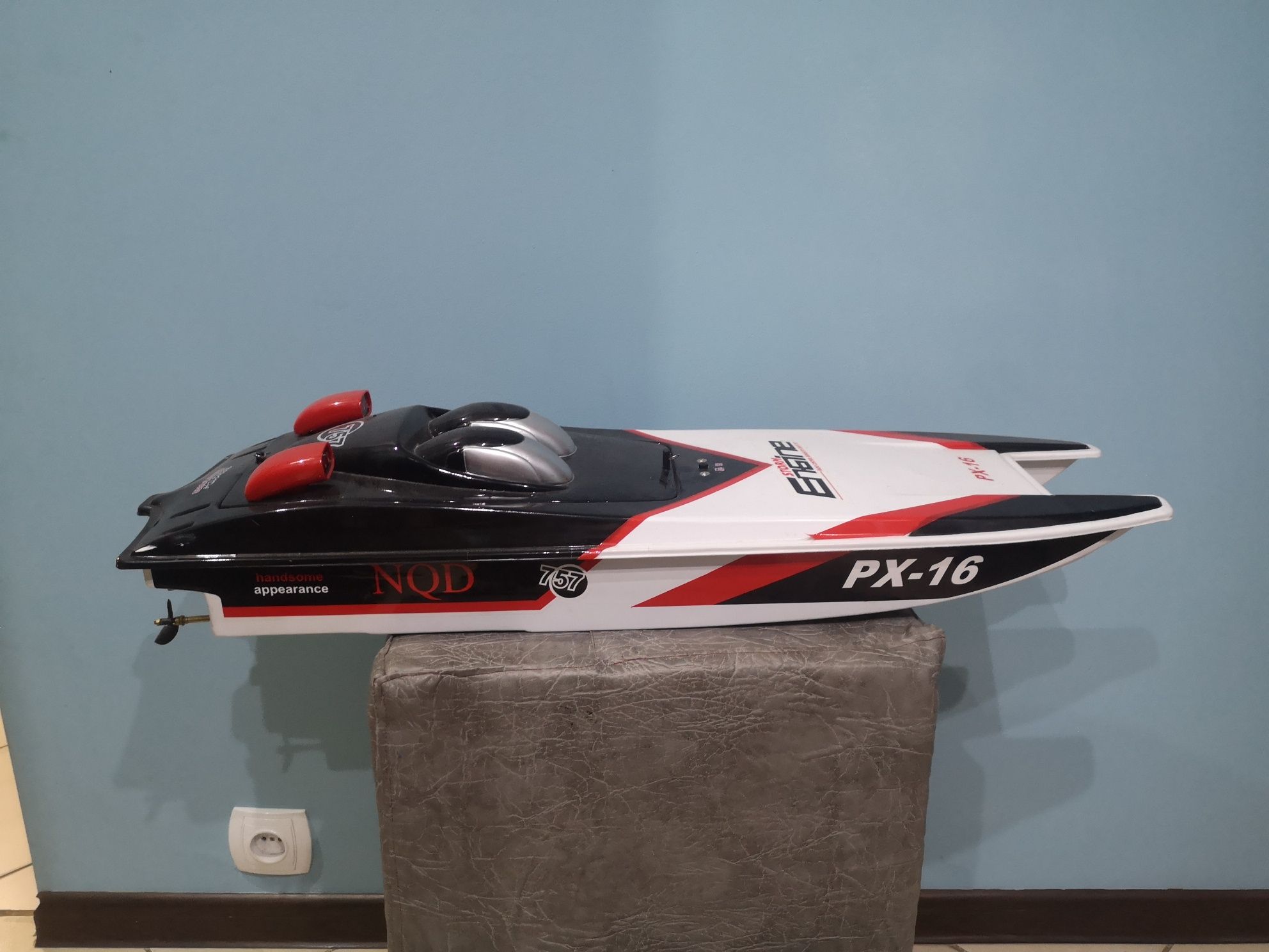 Łódź motorową RC 1:16  zestaw  z kartonem