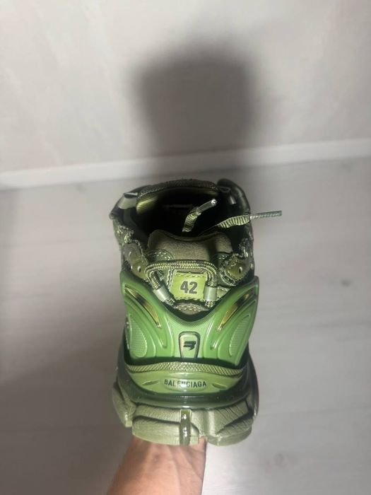 Balenciaga Runner Leather Free Khaki
42 size