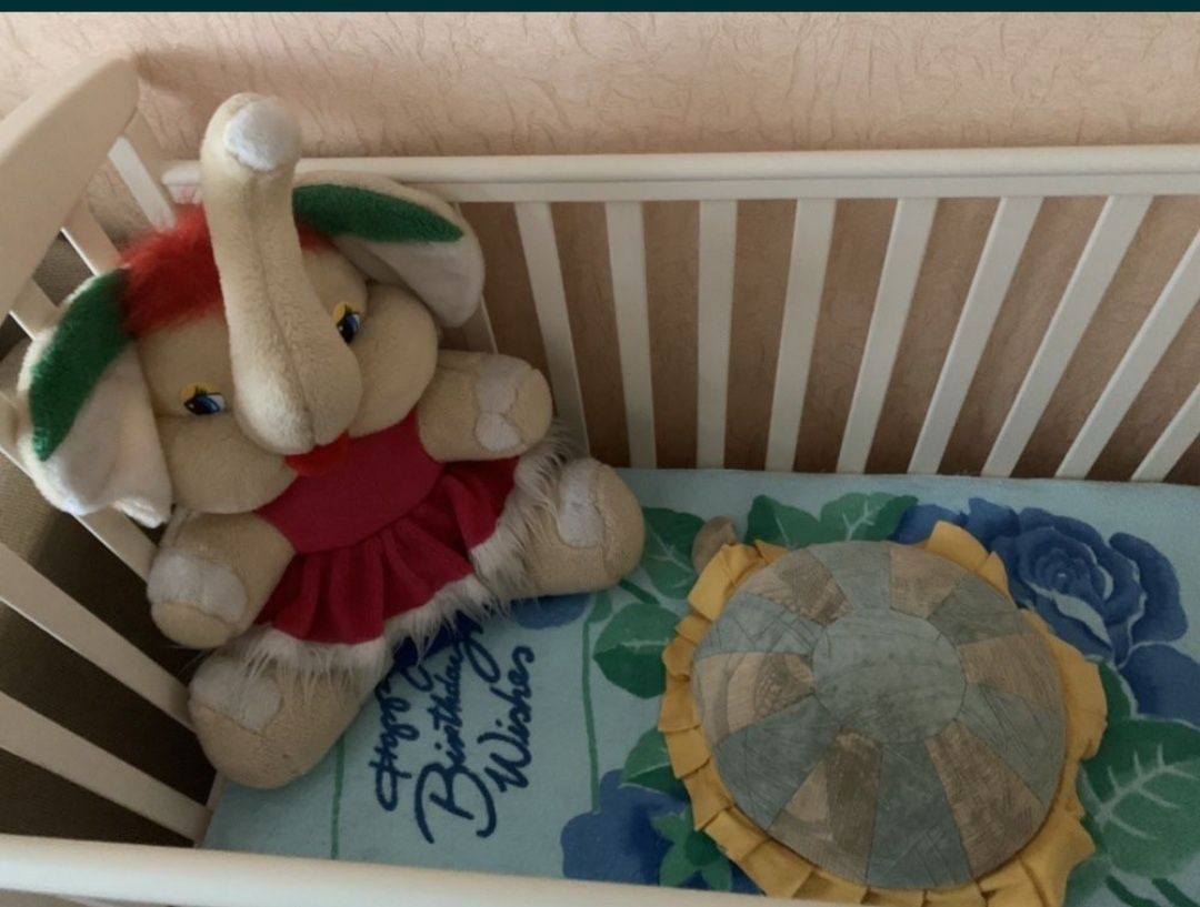 Кроватка детская с выдвижным ящиком и матрасом