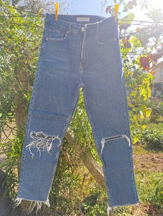 Calça de ganga com rasgos