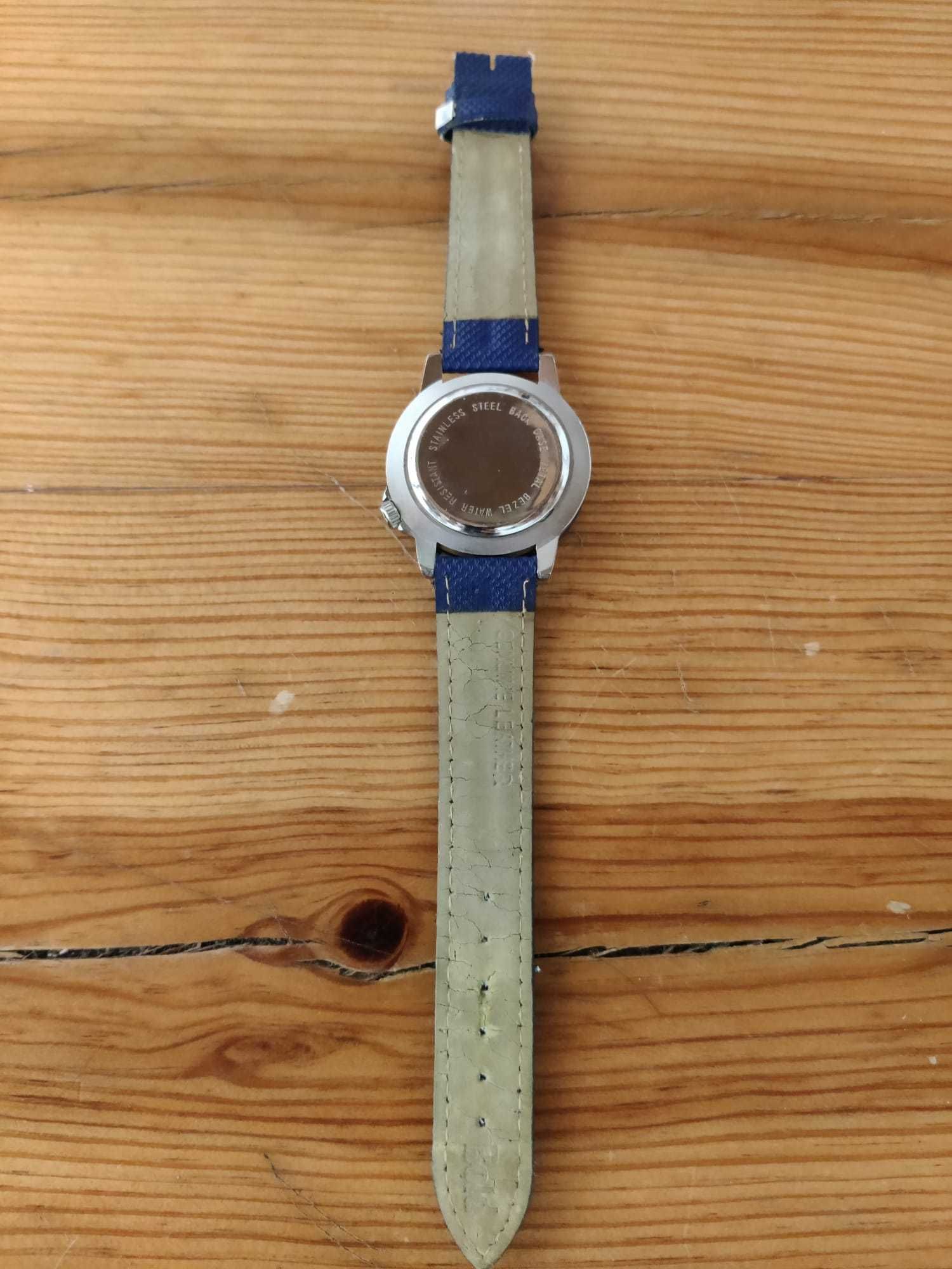 Relógio azul marinho