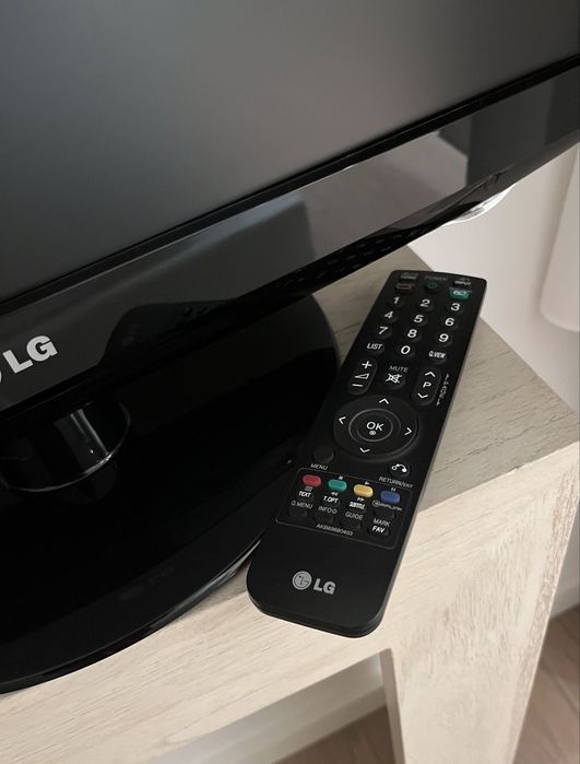 TV LG ecrã plano preta com comando