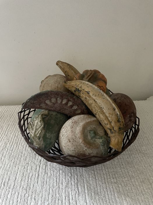 Fruteira com peças em barro