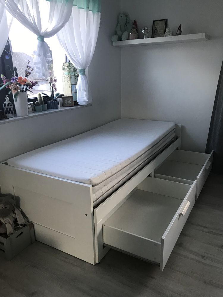 Białe łóżko z szufladami