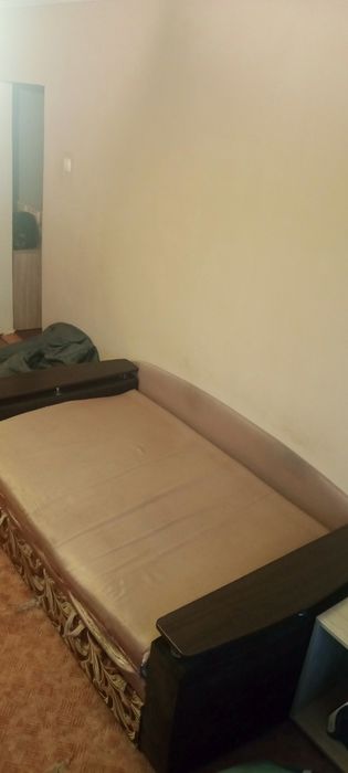 Відам безкоштовно диван б/к+ 3 подушки до нього