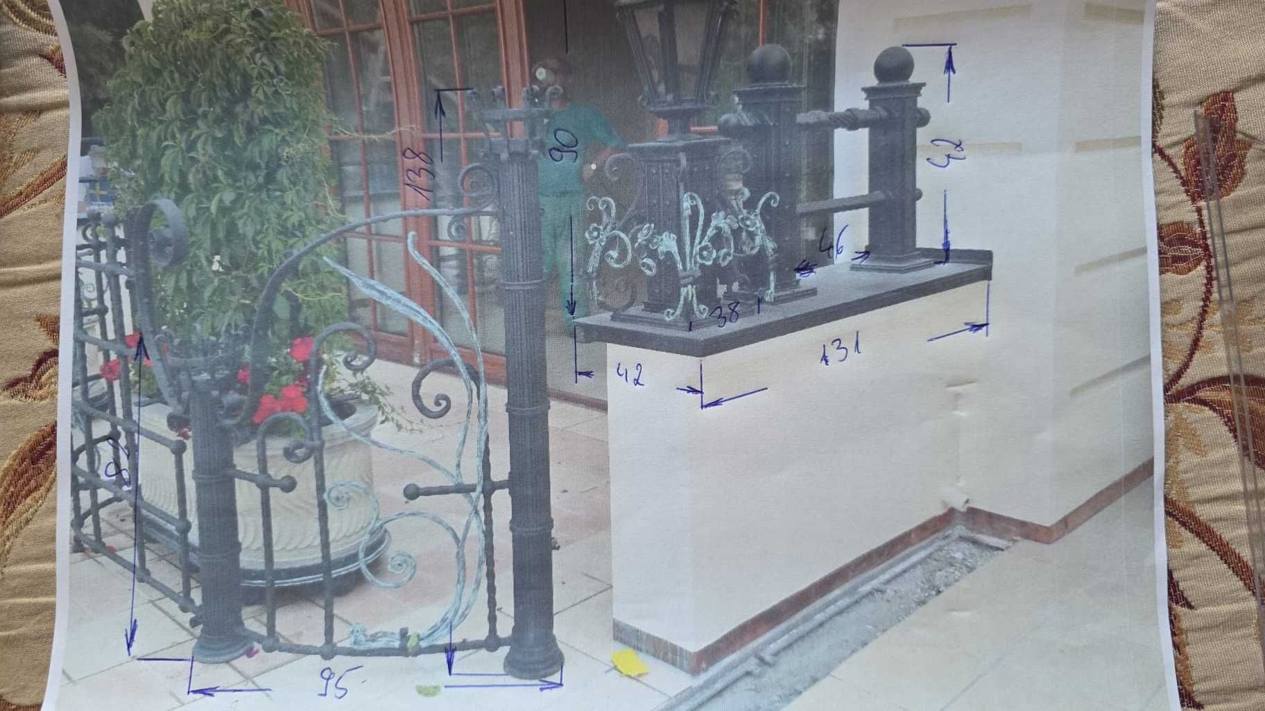 Balustrada kuta z furtką, donicami, słupkami, pochwytami  i lampami.