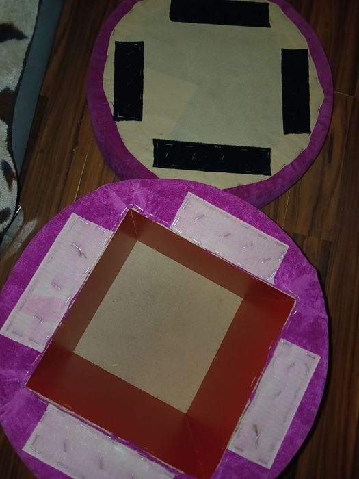 Стильний рожевий диван