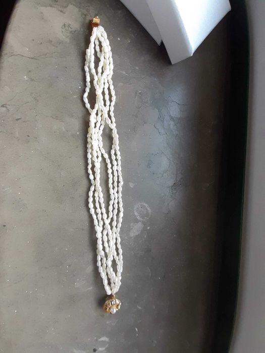 Pulseira com 6 filas pérolas, e fecho em flor em prata, nunca usada