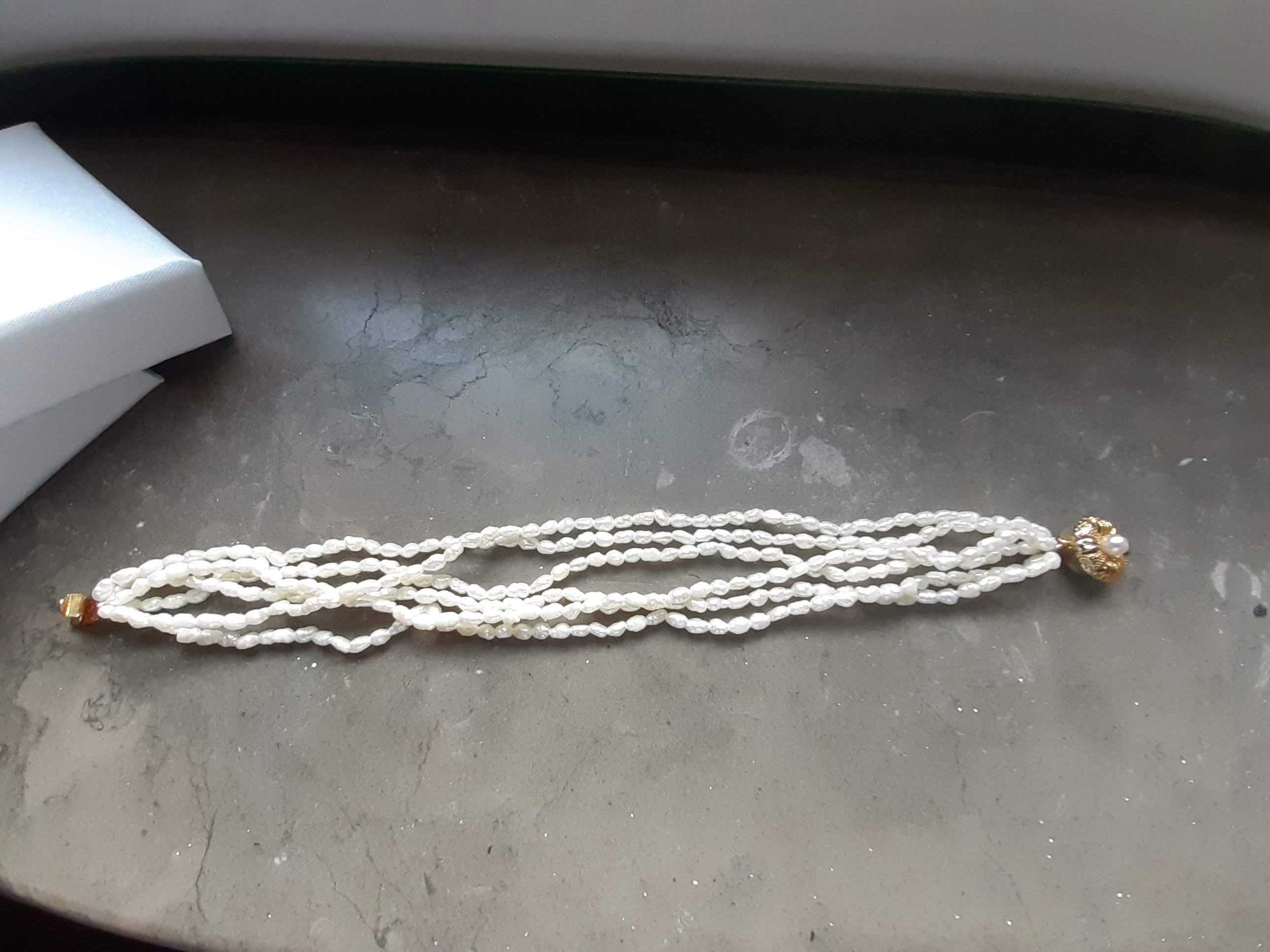 Pulseira com 6 filas pérolas, e fecho em flor em prata, nunca usada