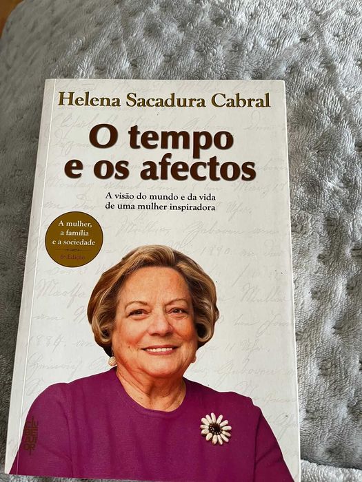 Livros diversos em português