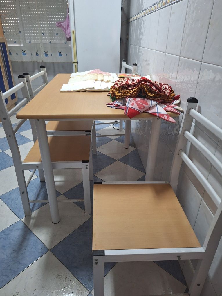 Mesa de cozinha + 4 cadeiras