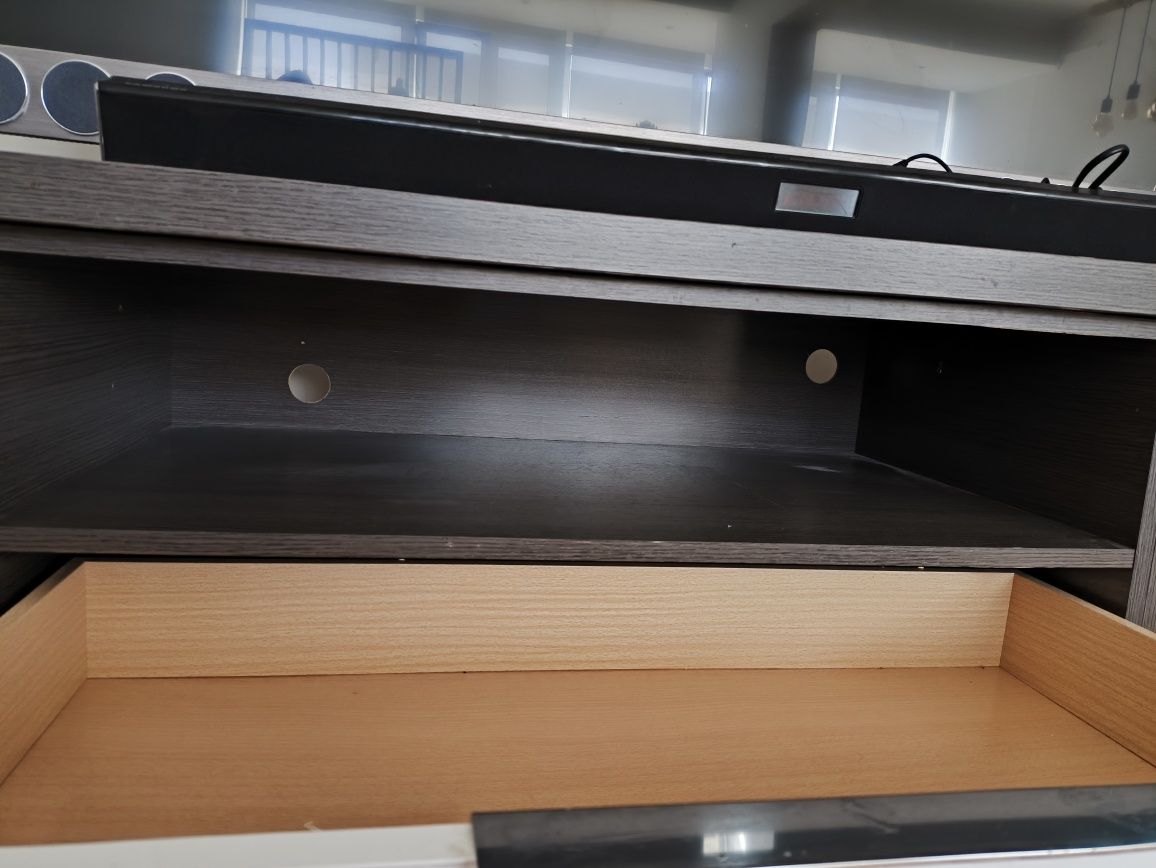 Móvel de TV em cinzento mesclado e branco lacado — 190€