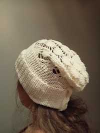 Biała zimowa czapka