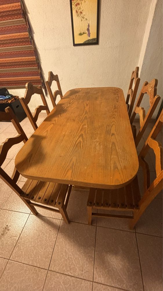 Mesa de sala maciça com 6 cadeiras do mesmo conjunto