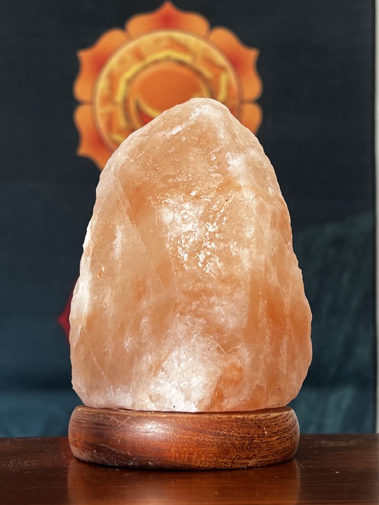 Luminária em pedra de sal dos Himalaias.