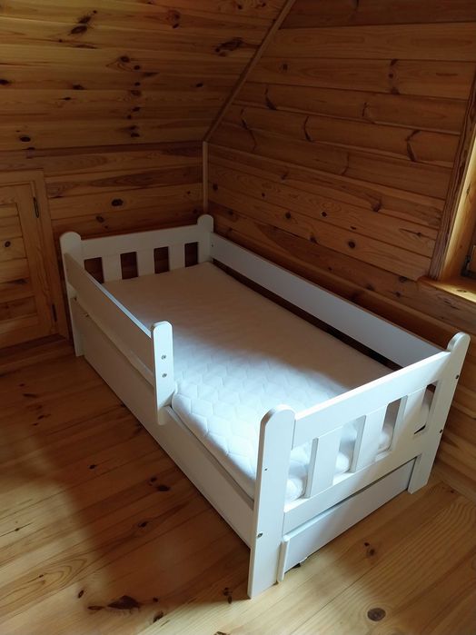 Łóżeczko dla dziecka z szufladą i materacem