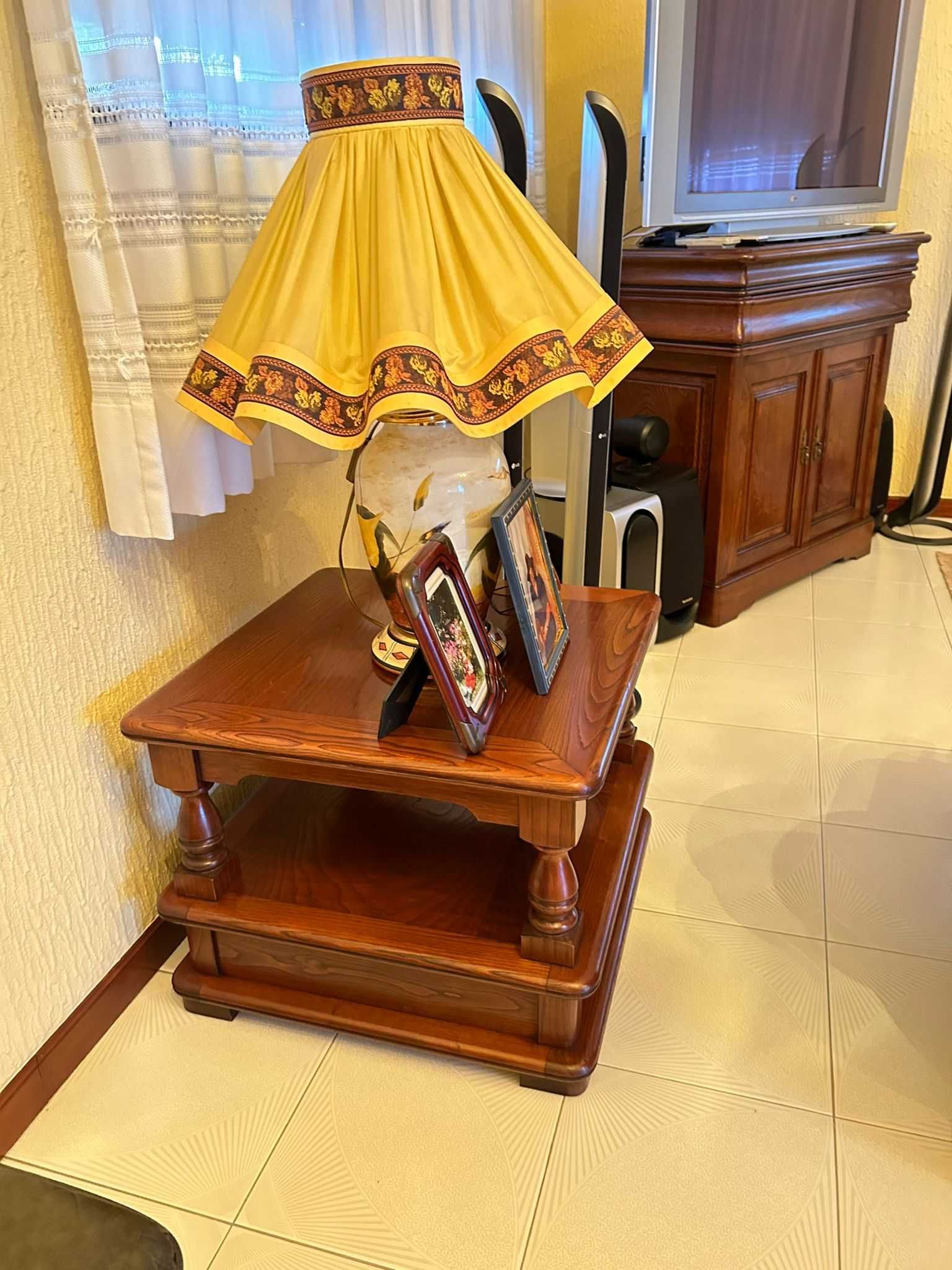Conjunto de Móveis de Sala em Madeira Maciça – Estilo Clássico