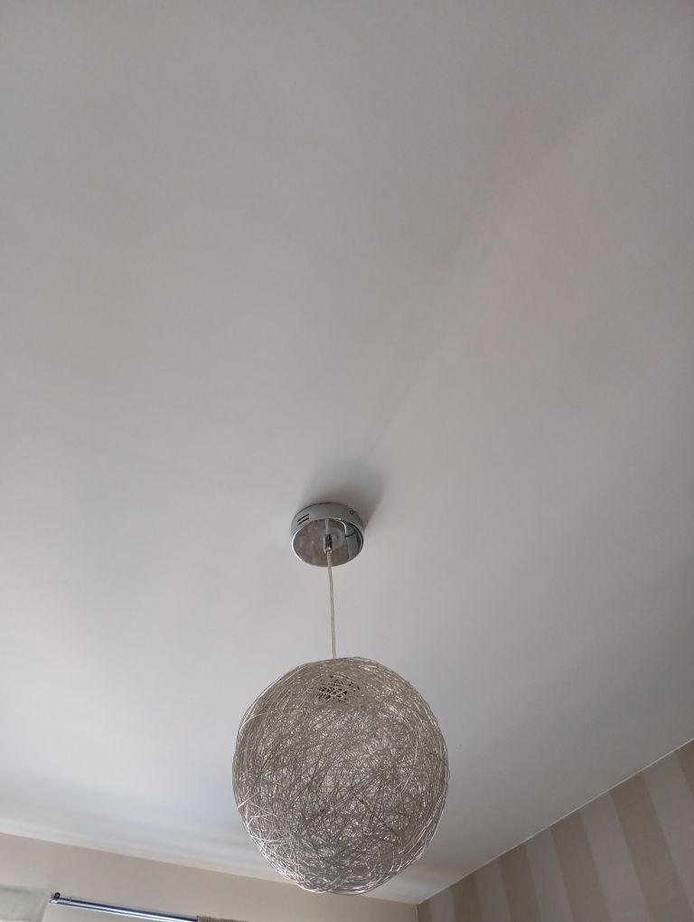 Lampa sufitowa kula z licznymi punktami świetlnymi