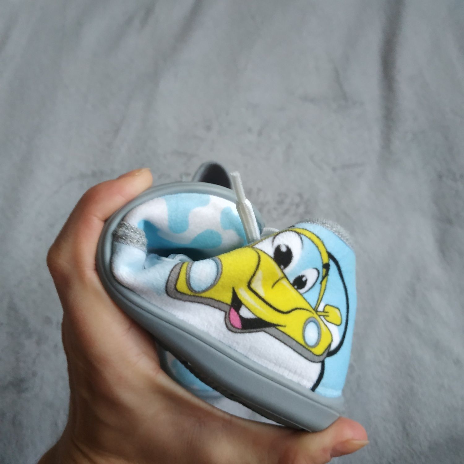 Nowe kapcie autka 25