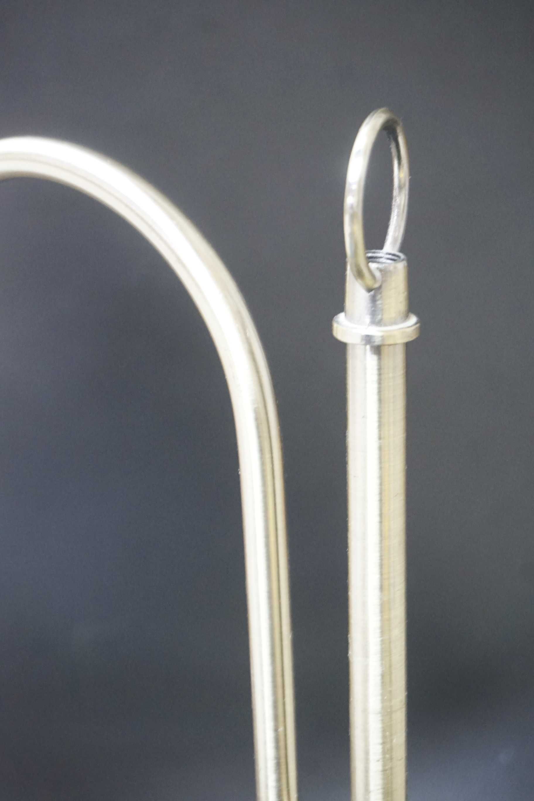 Lampa z trzonem i ramieniem z błyszczącego mosiądzu