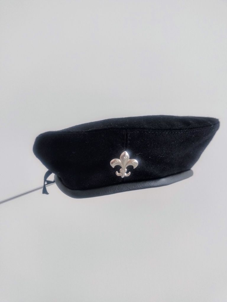 Beret harcerski z lilijką