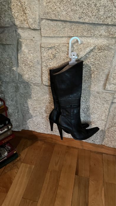 Botas de salto  em pele