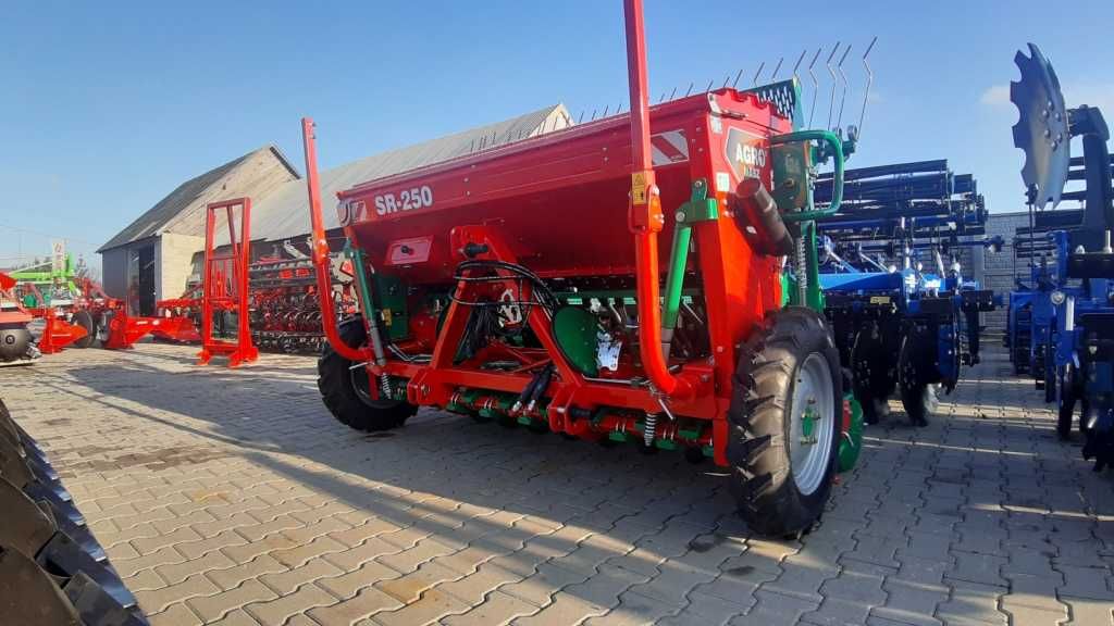 Siewnik Zbożowy AGRO-MASZ SR300 STOPKOWY Talerzowy SN300 2,5m 2,7m 3m